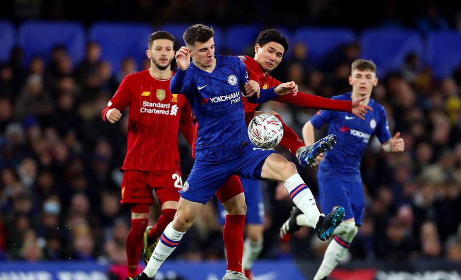 亚泰为客场全勤球迷颁发纪念证书，谭龙、徐浩峰等人参与颁奖